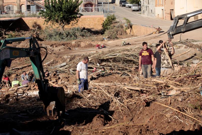 Más de 200 personas buscan a los 4 desaparecidos en las riadas de Tarragona