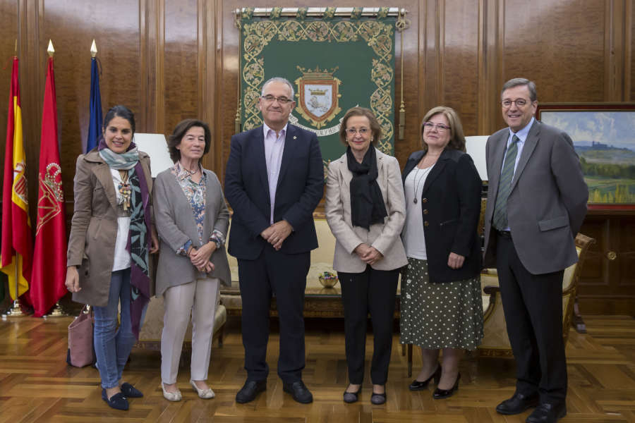 El alcalde de Pamplona recibe al patronato y la dirección de la Fundación Profesionales Solidarios