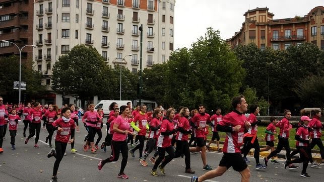 Más de 15.000 personas llenan Pamplona de solidaridad pacientes cáncer mama