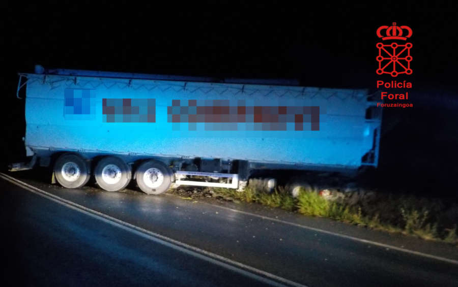 Un camionero herido leve tras chocar contra un talud en el término de Valtierra