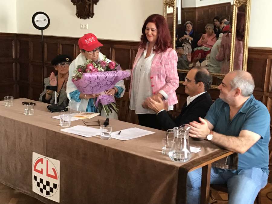 Blanca de Navarra reconoce la trayectoria artística de la pintora Ana Mari Marín