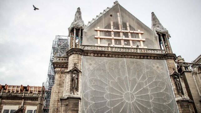 El andamio sobre Notre Dame sigue haciendo pesar la amenaza del derrumbe
