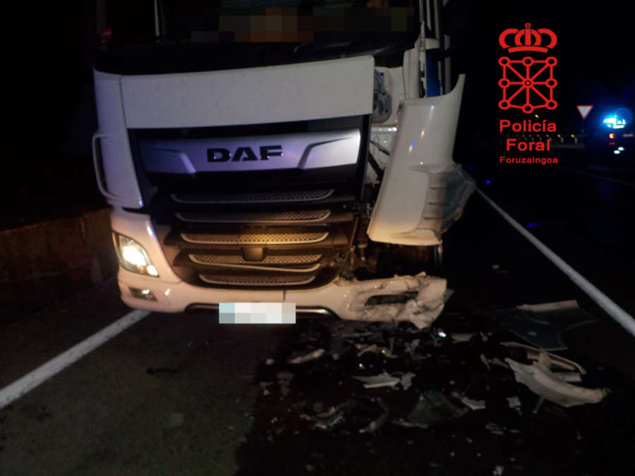 Una conductora ebria herida al chocar contra un camión en Anue (Navarra)