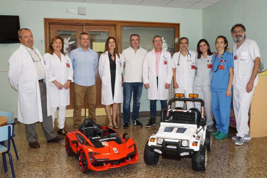 Cochecitos eléctricos para el traslado de menores a quirófano en el Hospital Reina Sofía