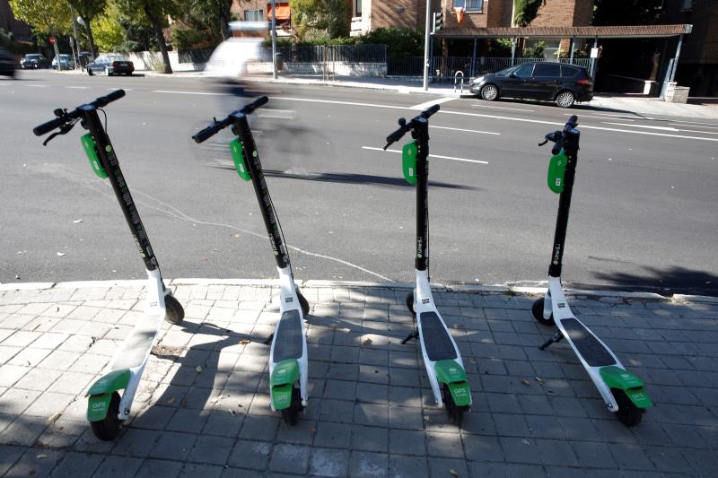Tráfico quiere prohibir a patinetes y bicis circular y estacionar en las aceras