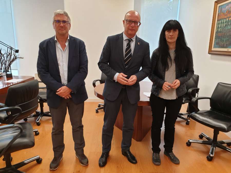 Educación y AEK firman el contrato del programa ‘Solaskide’ para fomentar el 