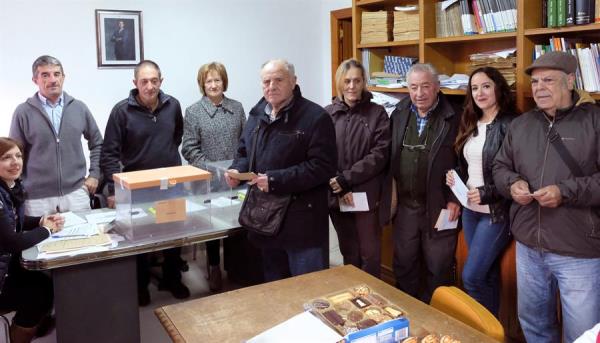 Los ocho vecinos de Villarroya (Rioja) baten su récord y votan en 32 segundos