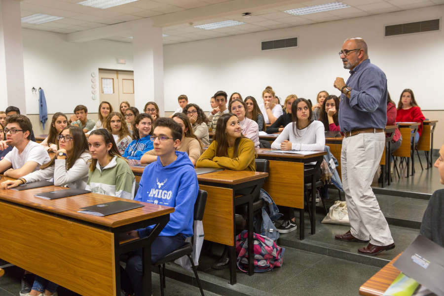 Alumnos de Bachillerato de todo España participan en la VIII EdiciónClub de la Ciencia de la Universidad de Navarra