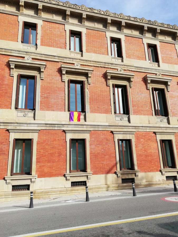 Navarra Suma critica la colocación de una bandera republicana en la fachada del Parlamento