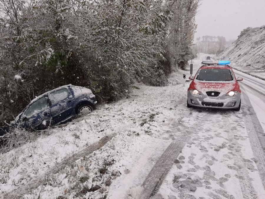 Numerosos accidentes de tráfico el fin de semana marcado por lluvia y nieve