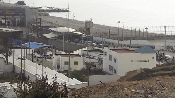 Una furgoneta con 52 inmigrantes revienta la frontera de Ceuta a gran velocidad