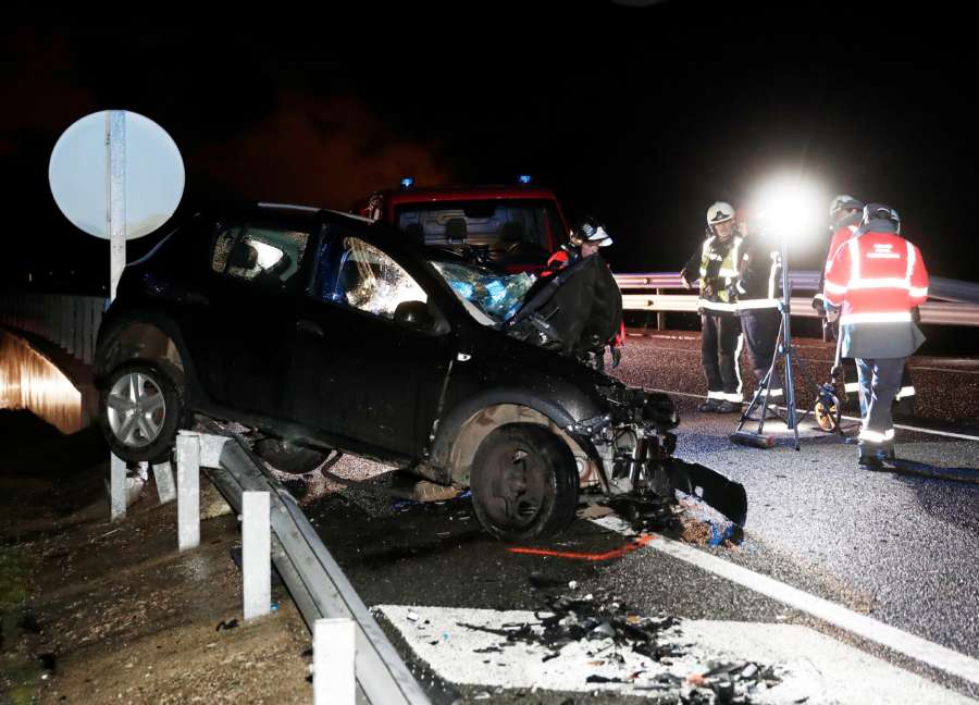 Dos fallecidos y tres heridos en un accidente en Ostiz