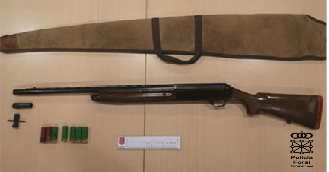 Se da a la fuga, da positivo en alcoholemia y se le incauta un arma en Navarra