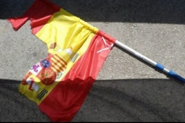 El juzgado de Sabadell multa a tres independentistas por rajar una bandera española