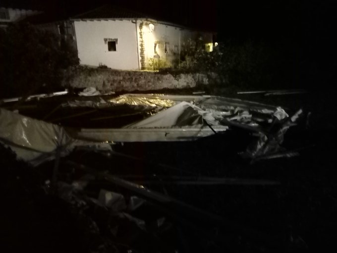 Los bomberos atienden una decena de incidencias a causa del viento