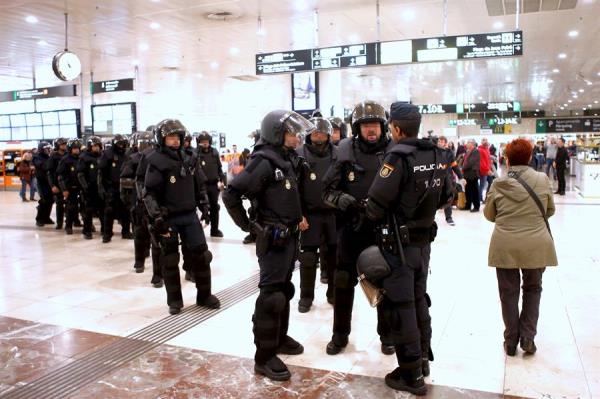 La estación de Sants, blindada por la Policía ante la protesta de los CDR