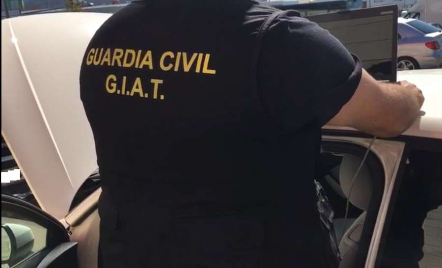La Guardia Civil investiga a una persona por estafar al seguro al simular el robo de su coche.