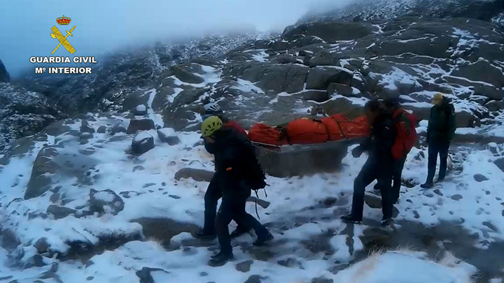 La Guardia Civil evacua el cuerpo sin vida de un senderista desaparecido en Gredos