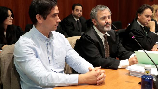 El acusado de asesinato por odio dice que actuó por miedo a morir apuñalado