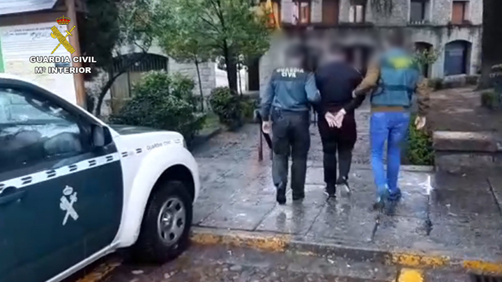 La Guardia Civil detiene a dos personas acusadas de engañar y abusar sexualmente de varias menores de edad
