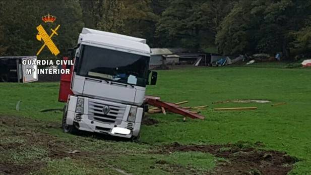 Un turismo choca en Arraiz contra un camión que ha hecho la tijera