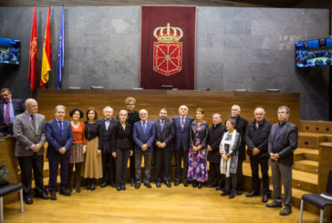 Entrega de la Medalla del Parlamento de Navarra a Euskaltzaindia con motivo de su centenario