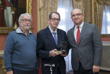 El periodista Gabriel Imbuluzqueta recibe el premio Txondorra Carbón Vegetal 2019