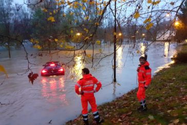 Una persona rescatada al quedarse su coche parado en el agua en una zona inundada