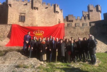 Banderazo despliega la gran bandera en Javier en el Día de Navarra