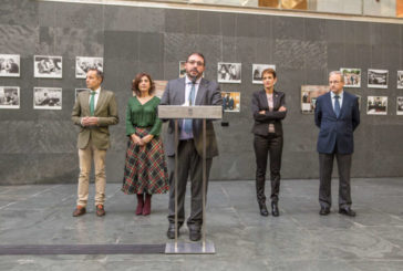 Una exposición repasa en fotos los 40 años del Parlamento de Navarra