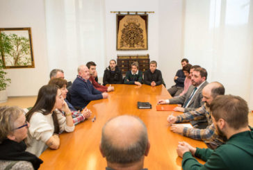 Hualde se reúne con familiares de los 2 jóvenes fallecidos en Olagüe y G.Bai presenta una moción