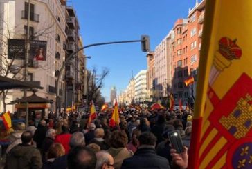 Miles de personas protestan contra el acuerdo de Sánchez con Podemos y ERC en Madrid