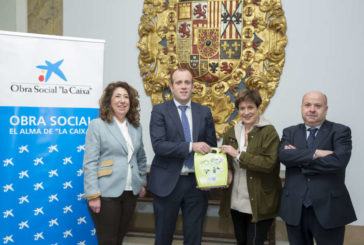 El Ayuntamiento de Pamplona recibe cuatro desfibriladores de CaixaBank