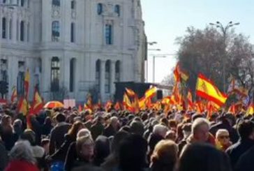 Miles de personas se concentran en en los ayuntamientos de todo el país para reclamar que “España Existe”