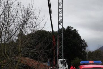 Fallece un trabajador de 55 años al caerse desde 10 metros de un camión grúa en un camping de Artaza