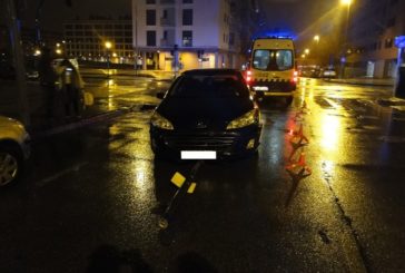 Una conductora ebria se sale de la vía en Pamplona y choca contra un semáforo