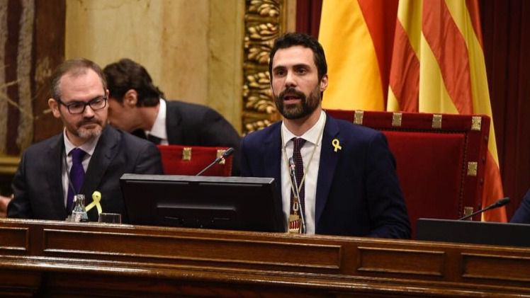 El Parlamento de Cataluña retira el escaño a Torra