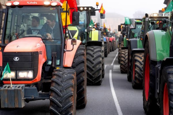 Miles de tractores cortan varias carreteras de toda España como protesta contra el Gobierno por su situación