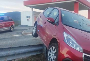 Conductora de 87 años reposta sin freno de mano en el área de servicio de la A12