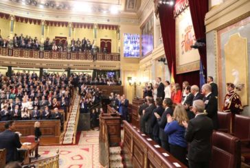 Reciben en pie al Rey en la inauguración de la XIV Legislatura, con la ausencia de los separatistas