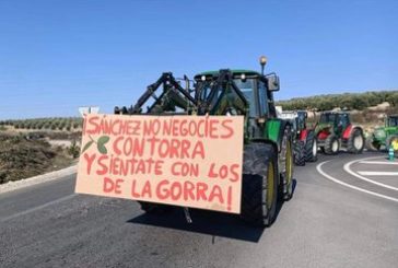Agricultores extremeños colapsan varias carreteras en una masiva jornada de protestas