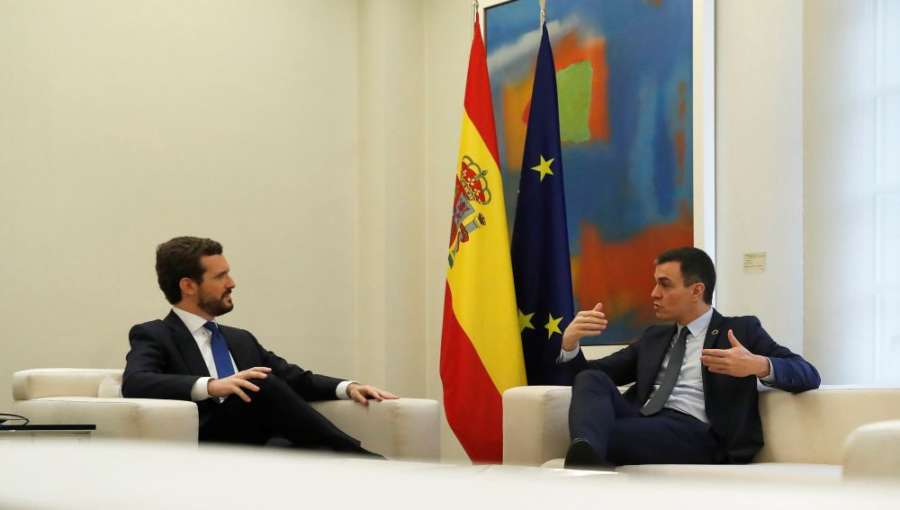 Casado ofrece a Sánchez pactos si rompe la mesa de diálogo con el independentismo
