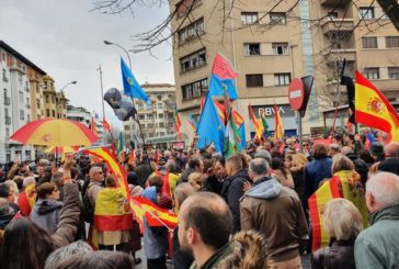 Una multitudinaria concentración rechaza la expulsión de la Guardia Civil de Navarra por las transferencias de tráfico
