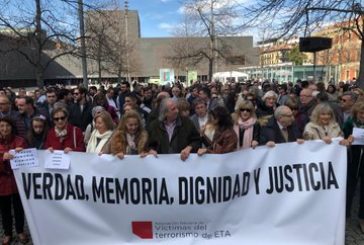 Cientos de personas se concentran en Pamplona en memoria de las víctimas de ETA