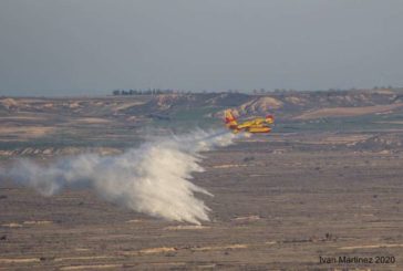 Primeras descargas de agua de los ‘Canadair’ del Ejército del Aire en Bardenas Reales de Navarra
