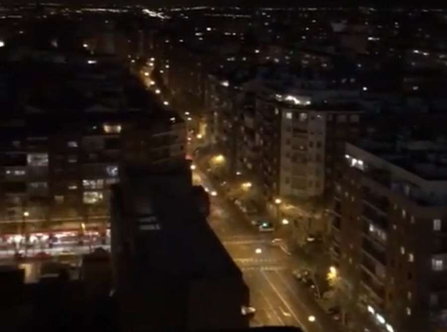 Cacerolada contra Pedro Sánchez en balcones y ventanas por su gestión del coronavirus