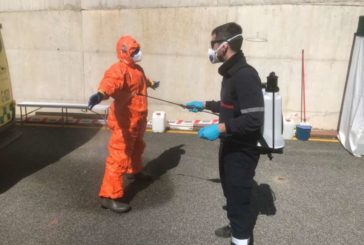 Bomberos de Navarra instalan estaciones de descontaminación de vehículos sanitarios en los hospitales de Tudela y Estella