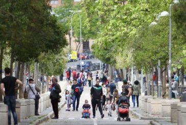 Illa ante los niños en la calle: 