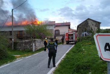 Un fuerte incendio en Ardáiz (Navarra) destruye la vivienda, sin heridos