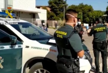 La Guardia Civil realiza controles de trabajadores que acuden a la campaña de recolección de frutos en el campo